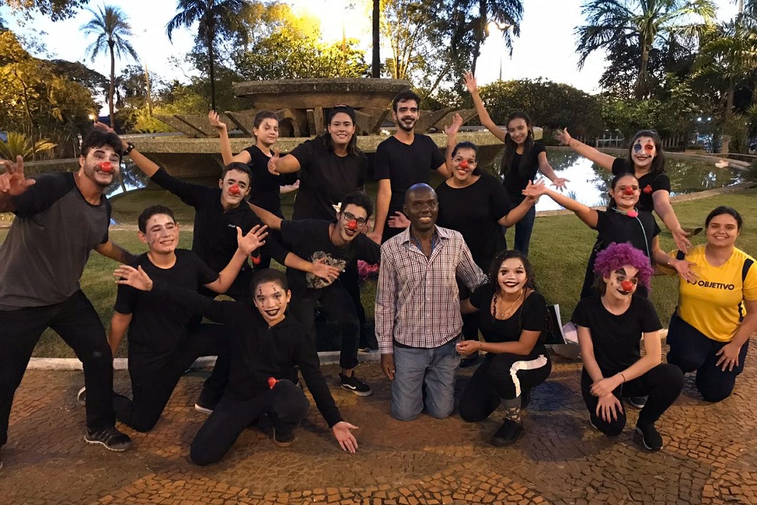 Grupo de Teatro do Objetivo de Frutal participa do Sofá na Rua